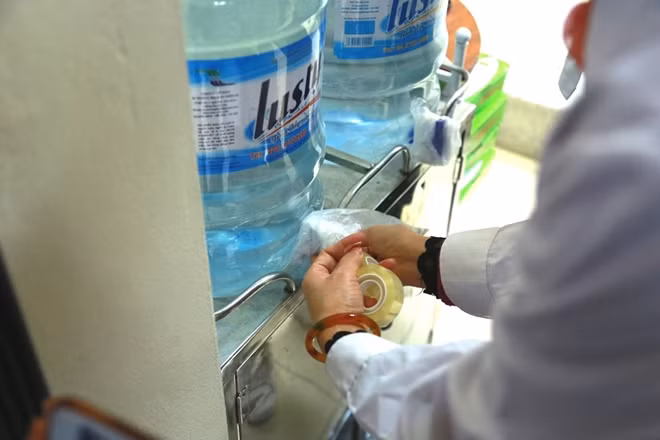 Tại các phòng học trước khi phun thuốc, vòi nước uống được bọc kỹ cẩn thận...