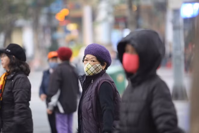 Việc đeo khẩu trang được khuyến khích trong thời điểm này bởi virus Corona được cho là lây lan qua đường hô hấp.