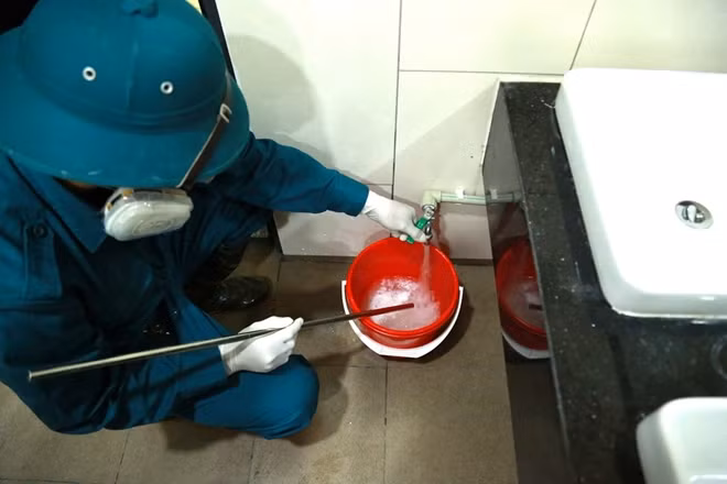 Hóa chất được sử dụng là Cloramin B 25% có tác dụng diệt khuẩn trong nước, khử khuẩn trên bề mặt.