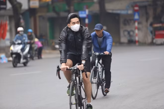Cho đến các hoạt động mạnh như chạy bộ hay đạp xe thì nhiều người cũng chọn việc đeo khẩu trang để bảo vệ mình trước bệnh dịch mới đang bùng phát.
