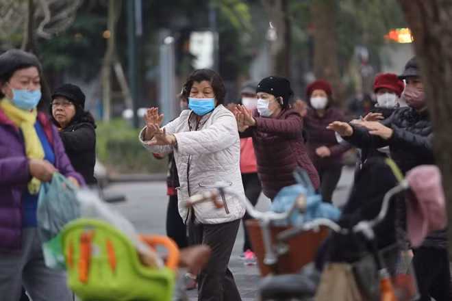Tuy nhiên trong thời "virus Corona đang hoành hành" thì nhiều cư dân Thủ đô phải mang theo khẩu trang để duy trì thói quen này.