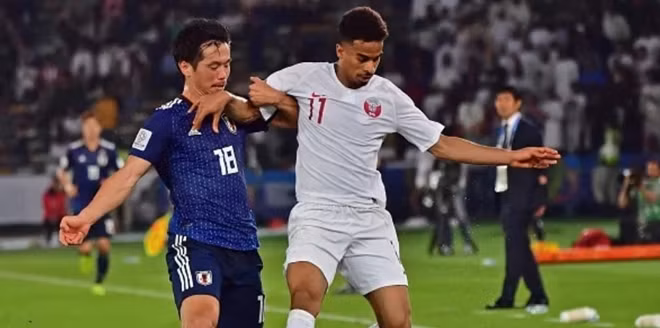 Qatar (áo trắng) có 45 phút đầu hoàn toàn làm chủ thế trận. Ảnh: AFC.