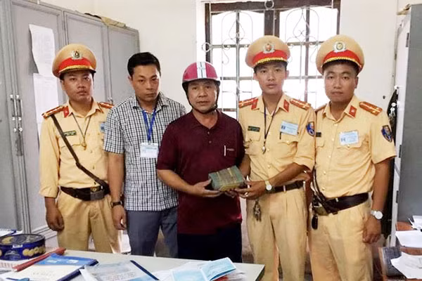 Đội CSGT Công an huyện Nghi Xuân trả lại 450 triệu đồng cho người đánh rơi. Đội CSGT Công an huyện Nghi Xuân trả lại 450 triệu đồng cho người đánh rơi.
