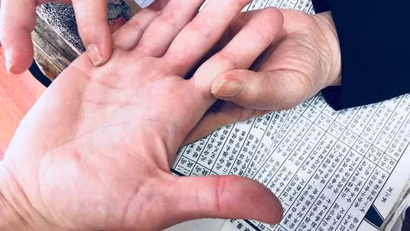 Xem chỉ tay, bói toán vẫn tồn tại và phát triển mạnh tại Trung Quốc trong thời kỷ nguyên số. Xem chỉ tay, bói toán vẫn tồn tại và phát triển mạnh tại Trung Quốc trong thời kỷ nguyên số.