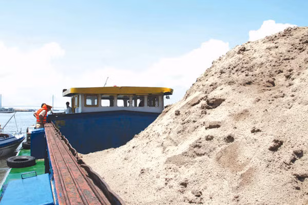 Kiểm tra các chủ tàu khai thác cát.