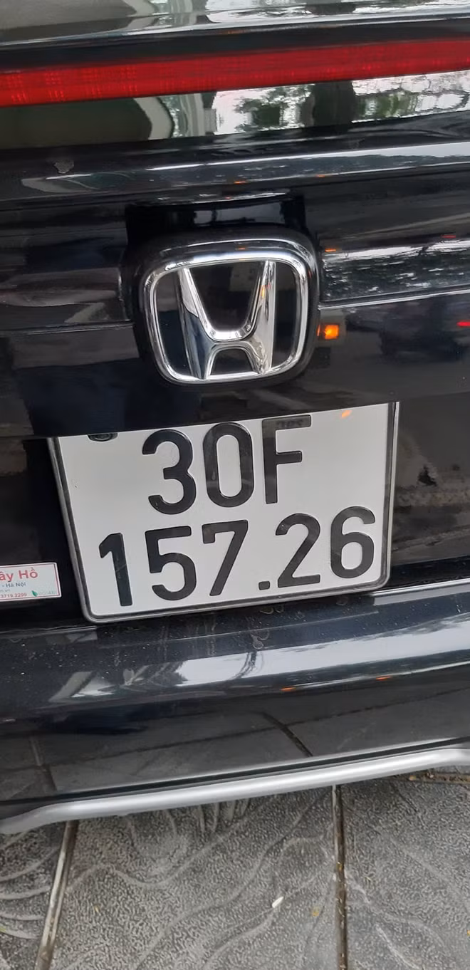 Biển số chiếc ô tô bốn chỗ.