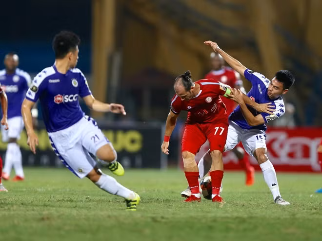 Cầu thủ Huỳnh Kesley gần 40 tuổi vẫn đá chính ở V.League. Ảnh: H.Đ