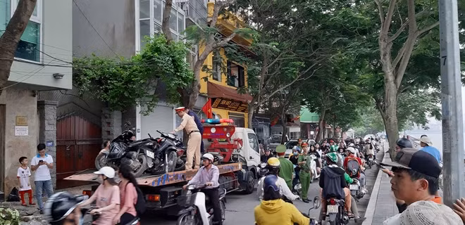 Lực lượng Cảnh sát giao thông tiến hành di dời các xe máy bị hư hỏng sau sự cố trách ách tắc.