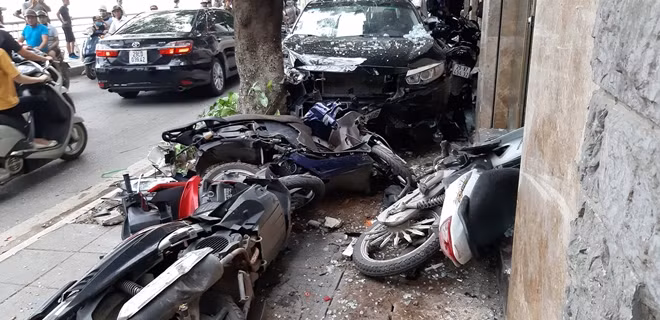 Hiện trường vụ tông xe trên phố Trích Sài, quận Tây Hồ, Hà Nội vào chiều ngày 6-5.
