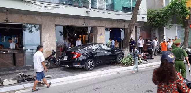 Sau khi nhận được tin báo, lực lượng công an Hà Nội nhanh chóng có mặt tại hiện trường.