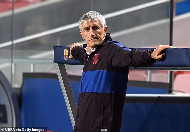 HLV Quique Setien đang đi tới những ngày cuối cùng với CLB Barcelona. Theo Sky Sport, ban lãnh đạo xứ Catalan đã lên kế hoạch sa thải chiến lược gia 61 tuổi này sau một mùa giải hoàn toàn trắng tay.