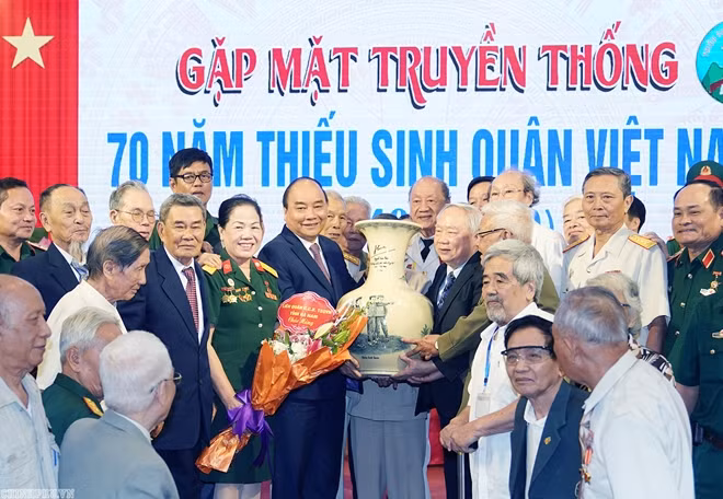 Thủ tướng tặng quà cho Ban liên lạc Thiếu sinh quân Việt Nam. - Ảnh: VGP/Quang Hiếu.