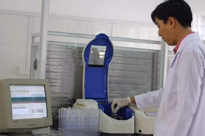 Phòng xét nghiệm tìm các loại vi khuẩn gây bệnh trên người tại Trung tâm Y tế dự phòng TP HCM.