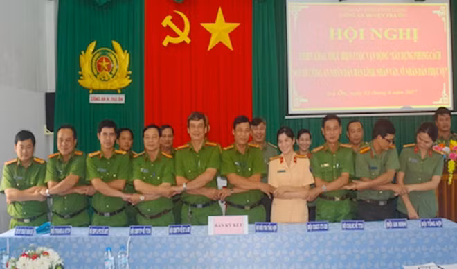 Công an huyện Trà Ôn ký kết thi đua thực hiện cuộc vận động “Xây dựng phong cách người CAND bản lĩnh, nhân văn, vì nhân dân phục vụ”.