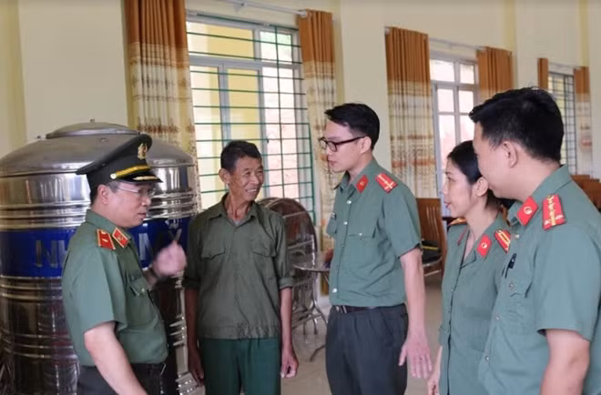 Người dân phấn khởi khi được nhận món quà thiết thực, ý nghĩa.