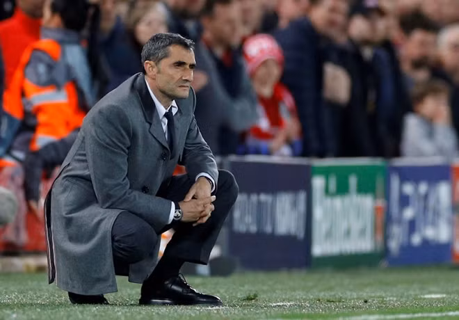 HLV Ernesto Valverde bị các cule đòi "tống cổ" sau thất bại muối mặt của Barca. Ảnh: Reuters.