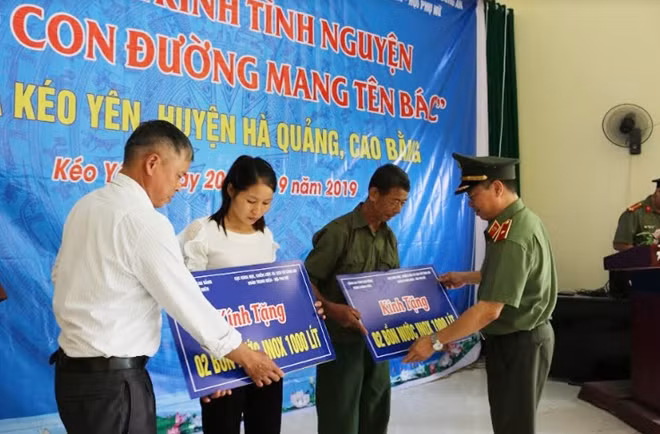 Đồng chí Thiếu tướng Nguyễn Quang Trung, Phó Cục trưởng Cục Khoa học, Chiến lược và Lịch sử Công an và đồng chí Hoàng Văn Lâm, Chủ tịch HĐND xã Kéo Yên, huyện Hà Quảng, tỉnh Cao Bằng trao quà tặng bồn nước Inox cho hộ gia đình chính sách đặc biệt.