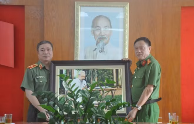 Đồng chí Thiếu tướng Nguyễn Quang Trung, Phó Cục trưởng Cục Khoa học, Chiến lược và Lịch sử Công an trao quà lưu niệm cho Công an tỉnh Cao Bằng .