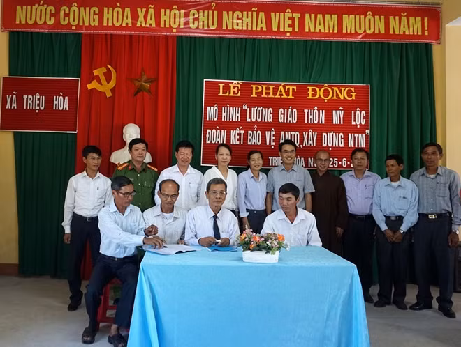 Công an Triệu Phong phát động mô hình lương, giáo đoàn kết, chung sức BVANTQ ở xã Triệu Hòa.