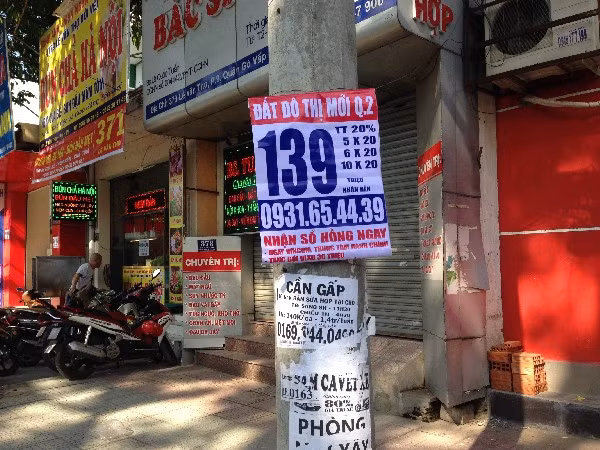 Trên nhiều tuyến đường ở TP Hồ Chí Minh treo đầy các bảng quảng cáo bán đất nền. Trên nhiều tuyến đường ở TP Hồ Chí Minh treo đầy các bảng quảng cáo bán đất nền.
