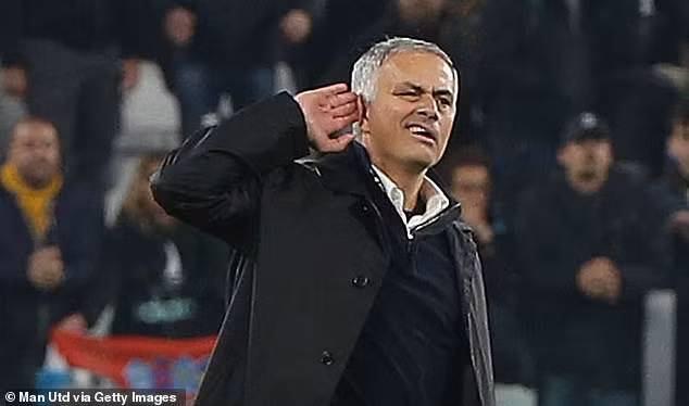 Cách ăn mừng của Mourinho khiến nhiều CĐV Juventus tức giân.