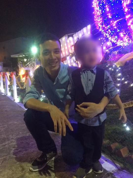 Hình ảnh của cha con anh Bảo.
