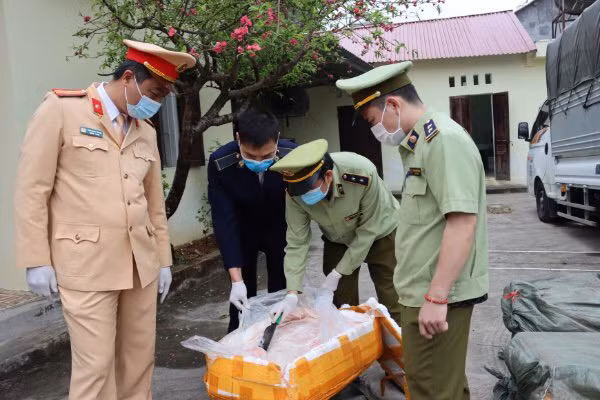 Lực lượng chức năng tiến hành kiểm tra hàng hóa.
