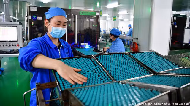 Các hãng dược phẩm Ấn Độ cũng phụ thuộc 70% nguyên liệu của Trung Quốc. Các hãng dược phẩm Ấn Độ cũng phụ thuộc 70% nguyên liệu của Trung Quốc.