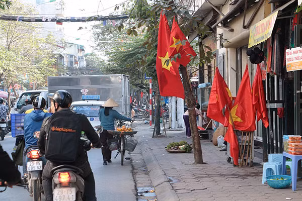 Các con phố ở Hà Nội tràn ngập cờ đỏ sao vàng trước trận bán kết U23 châu Á giữa Việt Nam và Qatar.