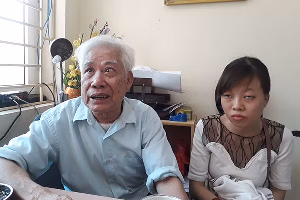 Thầy Thắng bên các học trò của mình.