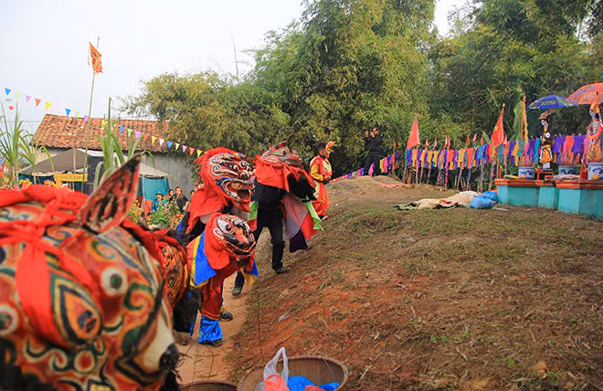 Thầy mo, đội sư tử và các vị đại biểu cùng người dân làm lễ cúng ba vị thần, thần Nông, Nàng Tiên, thần Hoàng Trùng