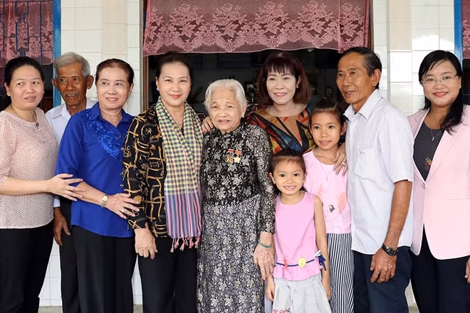 Chủ tịch Quốc hội Nguyễn Thị Kim Ngân thăm và tặng quà Mẹ Việt Nam Anh hùng Đinh Thị Mẫn ở ấp Hòa Dân, xã Nhị Mỹ, huyện Cao Lãnh. Ảnh: TTXVN.