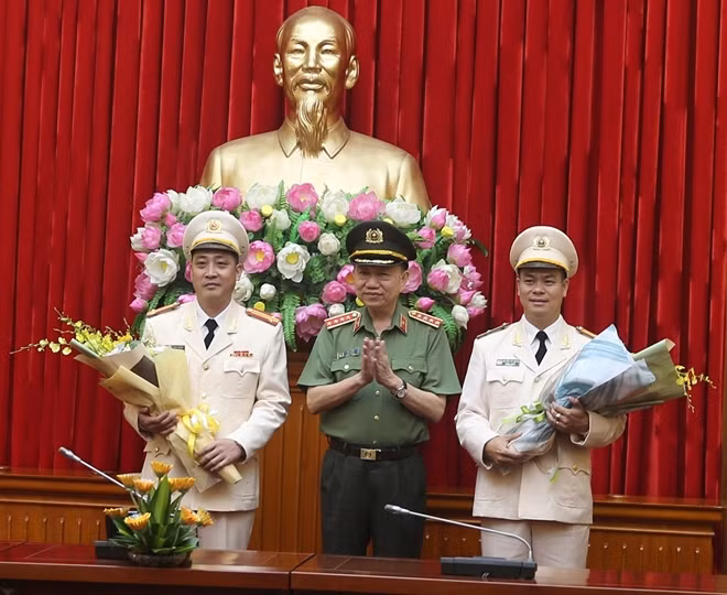 Đại tướng Tô Lâm tặng hoa, chúc mừng 2 nghệ sĩ Công an được phong tặng danh hiệu NSƯT năm 2019.