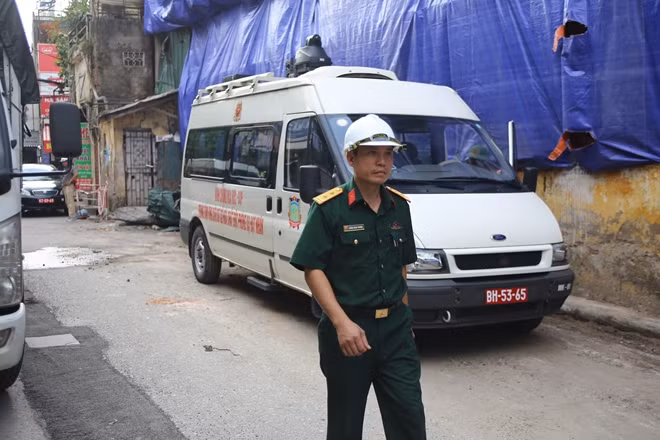 Một xe ô tô của Trung tâm Ứng cứu sự cố hóa chất độc, phóng xạ, hạt nhân thuộc Binh chủng Hóa học, Bộ Quốc phòng cũng xuất hiện gần khu vực hiện trường vụ cháy vào chiều nay.