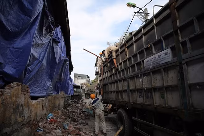 Ngọn lửa đã phá hủy bộ phận sản xuất bóng đèn dây tóc, đèn CFL và một kho thành phẩm tại cơ sở Hạ Đình (quận Thanh Xuân, Hà Nội) của công ty.