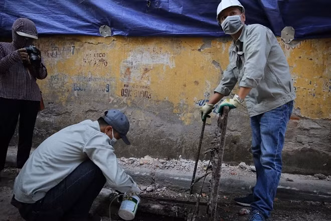 Trung tâm Quan trắc Tài Nguyên & Môi trường Hà Nội tiến hành lấy mẫu nước tại khu vực cống sát bên kho cháy tại Công ty Rạng Đông vào chiều ngày 5-9.