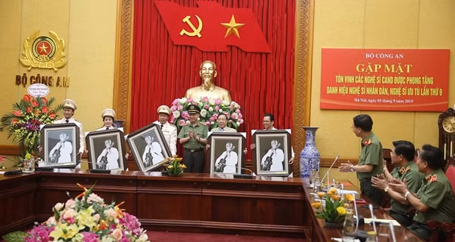 Đại tướng Tô Lâm trao tặng bức chân dung Chủ tịch Hồ Chí Minh cho 5 nghệ sĩ Công an được phong tặng danh hiệu NSND năm 2019 và năm 2015.