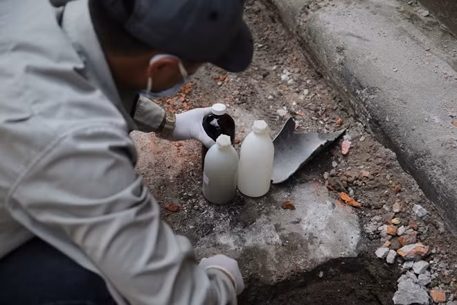 Việc lấy mẫu nước được tiến hành rất cẩn thận nhằm đảm bảo cho ra kết quả phân tích chính xác nhất về môi trường xung quanh hiện trường vụ cháy tại Công ty Rạng Đông