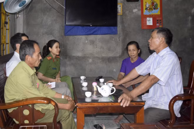 Cán bộ cơ sở tuyên truyền, vận động người dân không nhẹ dạ tin theo “Hội thánh của Đức Chúa Trời mẹ”. Cán bộ cơ sở tuyên truyền, vận động người dân không nhẹ dạ tin theo “Hội thánh của Đức Chúa Trời mẹ”.