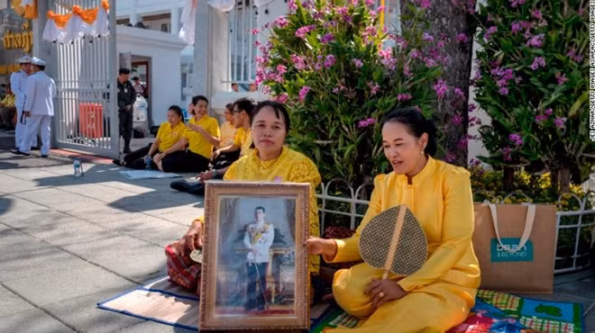 Người dân Thái Lan thể hiện sự thành kính với Quốc Vương.