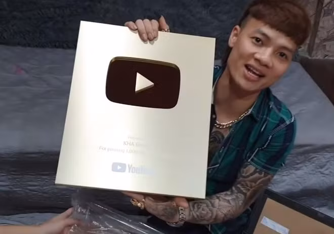 Khá Bảnh nhận được rất nhiều tiền từ Youtube, thậm chí còn được nhận nút bạc và vàng.