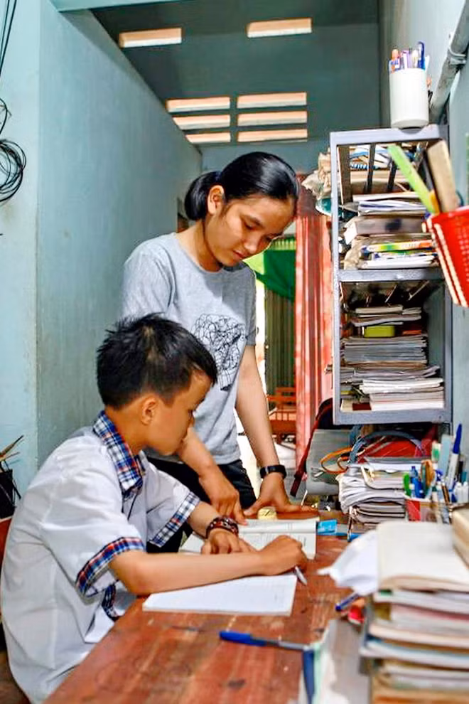 Nguyễn Phương Thuỳ hướng dẫn em trai Nguyễn Nhật Huy học tập.