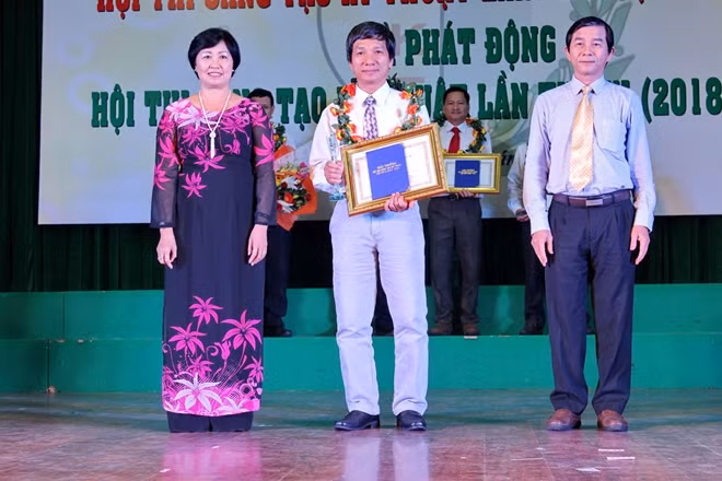 Đại diện Trường Chu Văn An nhận phần thưởng.