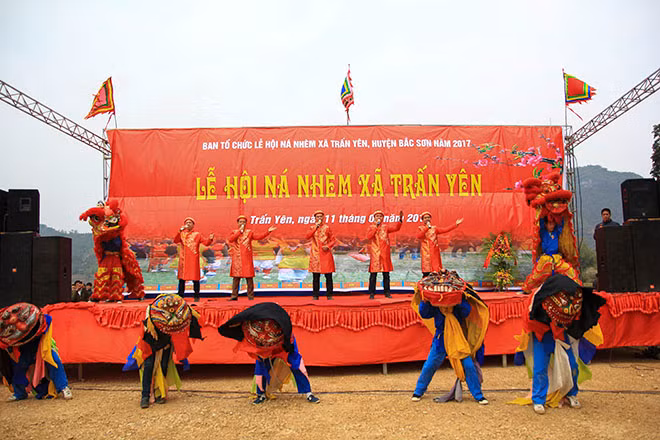 Ngoài cung tiễn lễ vật, lễ hội còn diễn ra các tiết mục văn nghệ mang đậm tính văn hóa dân tộc