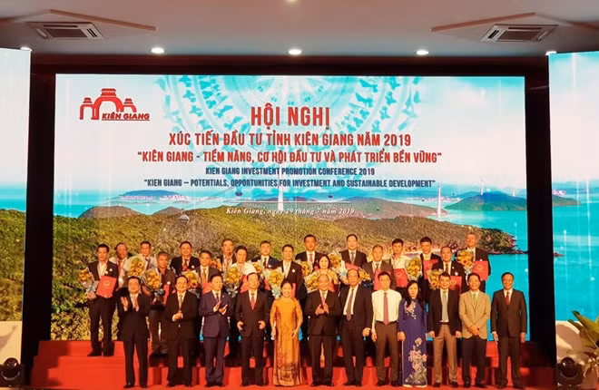 Dưới sự chứng kiến của Thủ tướng Chính phủ, Ông Tạ Văn Tố - TGĐ Tập đoàn CEO nhận Giấy chứng nhận đầu tư tại Hội nghị Xúc tiến đầu tư tỉnh Kiên Giang năm 2019.