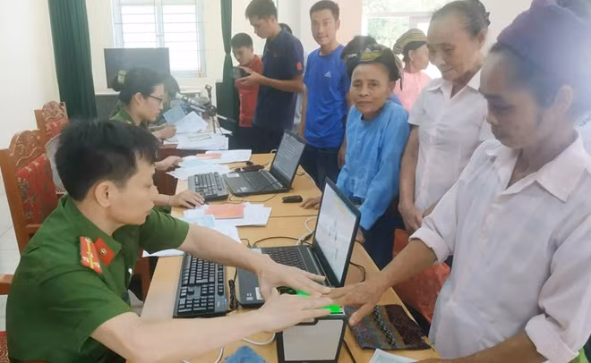 Công an huyện Thường Xuân tiếp nhận hồ sơ, thủ tục cấp thẻ CCCD lưu động cho công dân.