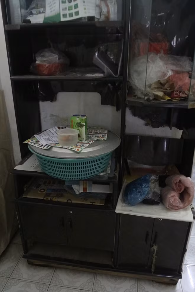 Tuy làm thế nhưng theo bà Bình cho biết nước vẫn có thể tràn vào nhà. Và để bảo vệ các vật dụng gia đình thì chỉ còn cách kê cao lên thế này.