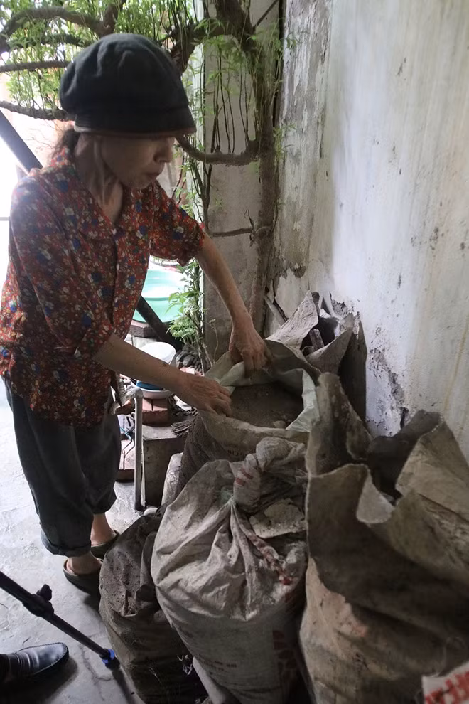 Theo bà Bình cho biết mỗi khi trời mưa to, nước bẩn từ đoạn mương chết tràn vào nhà. Để ngăn nước bẩn, bà Bình chuẩn bị sẵn các bao tải cát ở sân sau nhà để khi cần tạo "một con đê nhỏ" ngăn nước.