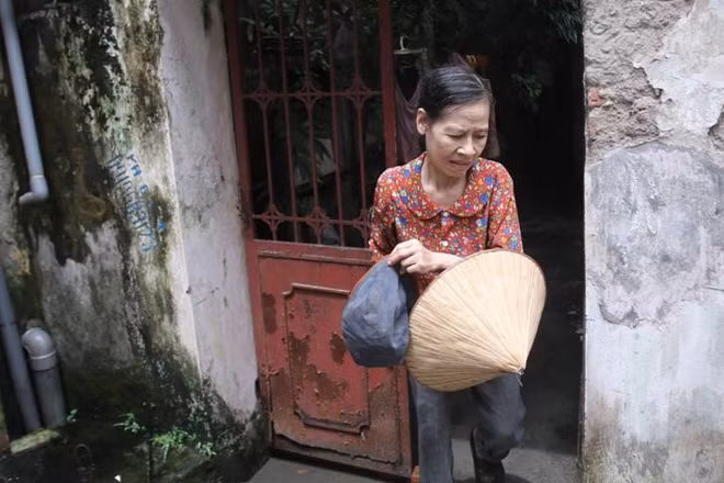 Sống tại đây nhiều năm bà Nguyễn Thị Thanh Bình (Phường Ngọc Hà, quận Ba Đình, Hà Nội) thấu hiểu đầy đủ những điều khổ sở do cạnh đoạn mương chết này đem lại.