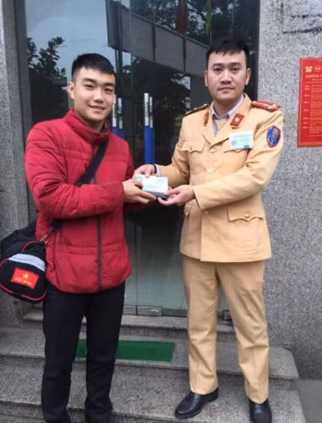 Tìm lại tài sản đánh rơi nhờ Cảnh sát giao thông